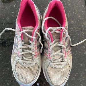 Womens gently using Asics athletic shoes,size 9.5.
